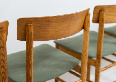 Set of 6 Model 250 dining chairs by Farstrup (Denmark, 1956). They are made out of solid oak frames and a veneered back rest. The seats are newly upholstered in a green fabric. The oak has been beautifully aged! One of them has some veneer damage on the backrest as shown on the pictures. Overall in good condition.