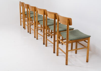 Set of 6 Model 250 dining chairs by Farstrup (Denmark, 1956). They are made out of solid oak frames and a veneered back rest. The seats are newly upholstered in a green fabric. The oak has been beautifully aged! One of them has some veneer damage on the backrest as shown on the pictures. Overall in good condition.