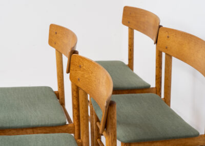 Set of 6 Model 250 dining chairs by Farstrup (Denmark, 1956). They are made out of solid oak frames and a veneered back rest. The seats are newly upholstered in a green fabric. The oak has been beautifully aged! One of them has some veneer damage on the backrest as shown on the pictures. Overall in good condition.
