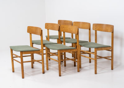 Set of 6 Model 250 dining chairs by Farstrup (Denmark, 1956). They are made out of solid oak frames and a veneered back rest. The seats are newly upholstered in a green fabric. The oak has been beautifully aged! One of them has some veneer damage on the backrest as shown on the pictures. Overall in good condition.