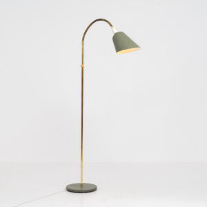 Early model of the “Bellevue AJ7” floor lamp by Arne Jacobsen (Denmark, 1929). This early model of the Bellevue series, made with a solid brass stand, is extremely rare to find. It was designed for “The house of the future” exhibition in Copenhagen in 1929. It is adjustable in height and angle. This piece is fully restored and in amazing condition. The brass has a very nice patina.