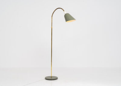 Early model of the “Bellevue AJ7” floor lamp by Arne Jacobsen (Denmark, 1929). This early model of the Bellevue series, made with a solid brass stand, is extremely rare to find. It was designed for “The house of the future” exhibition in Copenhagen in 1929. It is adjustable in height and angle. This piece is fully restored and in amazing condition. The brass has a very nice patina.