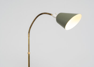Early model of the “Bellevue AJ7” floor lamp by Arne Jacobsen (Denmark, 1929). This early model of the Bellevue series, made with a solid brass stand, is extremely rare to find. It was designed for “The house of the future” exhibition in Copenhagen in 1929. It is adjustable in height and angle. This piece is fully restored and in amazing condition. The brass has a very nice patina.