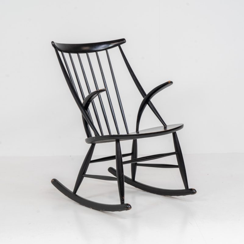 “IW3” rocking chair by Illum Wikkelsø for Niels Eilersen (Denmark, 1950s). A contemporary piece with nice organic lines. It sits amazing and post important, it sways back and forth! In good and original condition with some spots where the paint fades away.