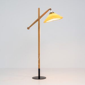 Rare Le Klint 325 “Water pump” floor lamp by Vilhelm Wohler for Le Klint (Denmark, 1950s). A wonderful design classic featuring a lacquered steel base, a solid oak body and a brass shade mount. It is in good and original condition and shows some using traces on the base and the lamp shade.