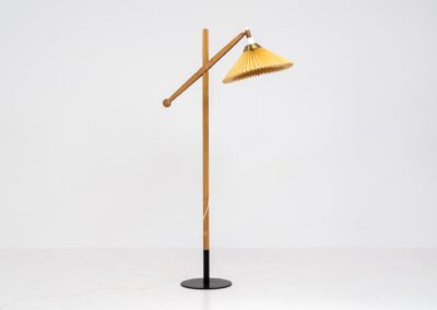 Rare Le Klint 325 “Water pump” floor lamp by Vilhelm Wohler for Le Klint (Denmark, 1950s). A wonderful design classic featuring a lacquered steel base, a solid oak body and a brass shade mount. It is in good and original condition and shows some using traces on the base and the lamp shade.
