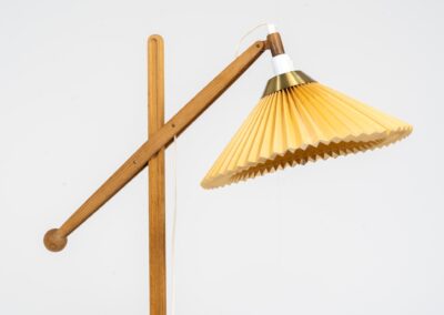 Rare Le Klint 325 “Water pump” floor lamp by Vilhelm Wohler for Le Klint (Denmark, 1950s). A wonderful design classic featuring a lacquered steel base, a solid oak body and a brass shade mount. It is in good and original condition and shows some using traces on the base and the lamp shade.
