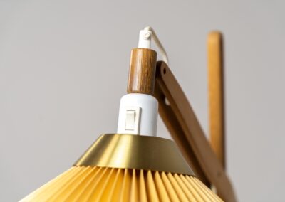 Rare Le Klint 325 “Water pump” floor lamp by Vilhelm Wohler for Le Klint (Denmark, 1950s). A wonderful design classic featuring a lacquered steel base, a solid oak body and a brass shade mount. It is in good and original condition and shows some using traces on the base and the lamp shade.