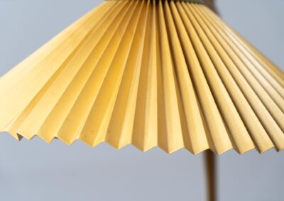 Rare Le Klint 325 “Water pump” floor lamp by Vilhelm Wohler for Le Klint (Denmark, 1950s). A wonderful design classic featuring a lacquered steel base, a solid oak body and a brass shade mount. It is in good and original condition and shows some using traces on the base and the lamp shade.