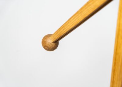 Rare Le Klint 325 “Water pump” floor lamp by Vilhelm Wohler for Le Klint (Denmark, 1950s). A wonderful design classic featuring a lacquered steel base, a solid oak body and a brass shade mount. It is in good and original condition and shows some using traces on the base and the lamp shade.