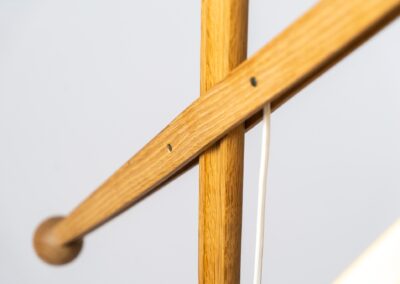 Rare Le Klint 325 “Water pump” floor lamp by Vilhelm Wohler for Le Klint (Denmark, 1950s). A wonderful design classic featuring a lacquered steel base, a solid oak body and a brass shade mount. It is in good and original condition and shows some using traces on the base and the lamp shade.