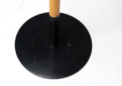 Rare Le Klint 325 “Water pump” floor lamp by Vilhelm Wohler for Le Klint (Denmark, 1950s). A wonderful design classic featuring a lacquered steel base, a solid oak body and a brass shade mount. It is in good and original condition and shows some using traces on the base and the lamp shade.