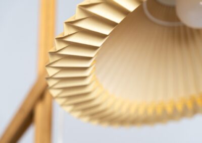 Rare Le Klint 325 “Water pump” floor lamp by Vilhelm Wohler for Le Klint (Denmark, 1950s). A wonderful design classic featuring a lacquered steel base, a solid oak body and a brass shade mount. It is in good and original condition and shows some using traces on the base and the lamp shade.