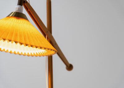 Rare Le Klint 325 “Water pump” floor lamp by Vilhelm Wohler for Le Klint (Denmark, 1950s). A wonderful design classic featuring a lacquered steel base, a solid oak body and a brass shade mount. It is in good and original condition and shows some using traces on the base and the lamp shade.