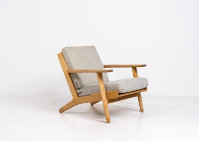 Early GE-290 lounge chair in oak by Hans J. Wegner for Getama (Denmark, 1953). A hard to find design classic by the great Hans Wegner. It’s made out of a solid soaped oak frame and features the original spring cushions and wool fabric. In very good condition and the oak has been perfectly aged. Burn marked by maker.