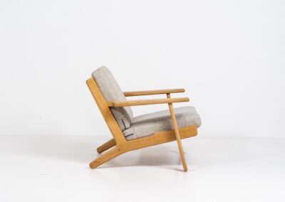 Early GE-290 lounge chair in oak by Hans J. Wegner for Getama (Denmark, 1953). A hard to find design classic by the great Hans Wegner. It’s made out of a solid soaped oak frame and features the original spring cushions and wool fabric. In very good condition and the oak has been perfectly aged. Burn marked by maker.