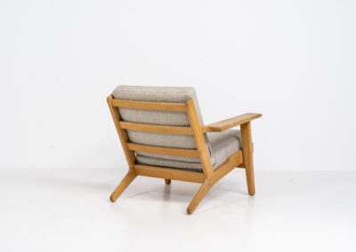 Early GE-290 lounge chair in oak by Hans J. Wegner for Getama (Denmark, 1953). A hard to find design classic by the great Hans Wegner. It’s made out of a solid soaped oak frame and features the original spring cushions and wool fabric. In very good condition and the oak has been perfectly aged. Burn marked by maker.