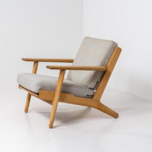 Early GE-290 lounge chair in oak by Hans J. Wegner for Getama (Denmark, 1953). A hard to find design classic by the great Hans Wegner. It’s made out of a solid soaped oak frame and features the original spring cushions and wool fabric. In very good condition and the oak has been perfectly aged. Burn marked by maker.