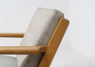 Early GE-290 lounge chair in oak by Hans J. Wegner for Getama (Denmark, 1953). A hard to find design classic by the great Hans Wegner. It’s made out of a solid soaped oak frame and features the original spring cushions and wool fabric. In very good condition and the oak has been perfectly aged. Burn marked by maker.
