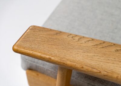 Early GE-290 lounge chair in oak by Hans J. Wegner for Getama (Denmark, 1953). A hard to find design classic by the great Hans Wegner. It’s made out of a solid soaped oak frame and features the original spring cushions and wool fabric. In very good condition and the oak has been perfectly aged. Burn marked by maker.