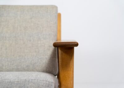 Early GE-290 lounge chair in oak by Hans J. Wegner for Getama (Denmark, 1953). A hard to find design classic by the great Hans Wegner. It’s made out of a solid soaped oak frame and features the original spring cushions and wool fabric. In very good condition and the oak has been perfectly aged. Burn marked by maker.