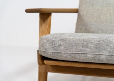 Early GE-290 lounge chair in oak by Hans J. Wegner for Getama (Denmark, 1953). A hard to find design classic by the great Hans Wegner. It’s made out of a solid soaped oak frame and features the original spring cushions and wool fabric. In very good condition and the oak has been perfectly aged. Burn marked by maker.