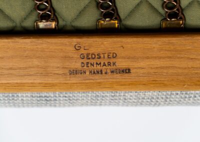 Early GE-290 lounge chair in oak by Hans J. Wegner for Getama (Denmark, 1953). A hard to find design classic by the great Hans Wegner. It’s made out of a solid soaped oak frame and features the original spring cushions and wool fabric. In very good condition and the oak has been perfectly aged. Burn marked by maker.