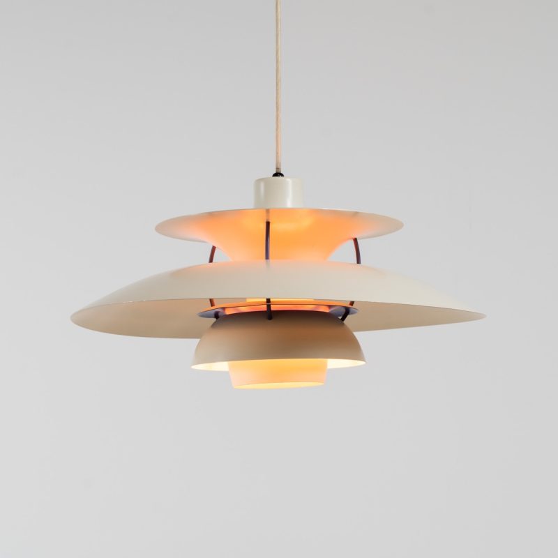 Iconic PH5 pendant light by Poul Henningsen for Louis Poulsen (Denmark, 1970s). A timeless Danish design classic in good condition! It’s made out of an off-white aluminium body and has some dark blue details. It’s in good condition with some signs of age and use.
