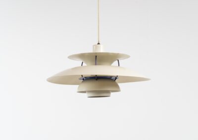 Iconic PH5 pendant light by Poul Henningsen for Louis Poulsen (Denmark, 1970s). A timeless Danish design classic in good condition! It’s made out of an off-white aluminium body and has some dark blue details. It’s in good condition with some signs of age and use.
