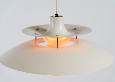 Iconic PH5 pendant light by Poul Henningsen for Louis Poulsen (Denmark, 1970s). A timeless Danish design classic in good condition! It’s made out of an off-white aluminium body and has some dark blue details. It’s in good condition with some signs of age and use.