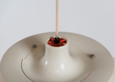 Iconic PH5 pendant light by Poul Henningsen for Louis Poulsen (Denmark, 1970s). A timeless Danish design classic in good condition! It’s made out of an off-white aluminium body and has some dark blue details. It’s in good condition with some signs of age and use.