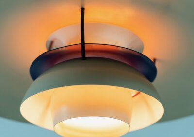 Iconic PH5 pendant light by Poul Henningsen for Louis Poulsen (Denmark, 1970s). A timeless Danish design classic in good condition! It’s made out of an off-white aluminium body and has some dark blue details. It’s in good condition with some signs of age and use.