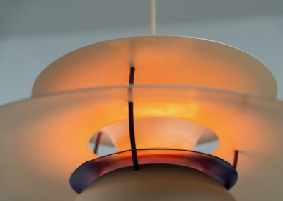 Iconic PH5 pendant light by Poul Henningsen for Louis Poulsen (Denmark, 1970s). A timeless Danish design classic in good condition! It’s made out of an off-white aluminium body and has some dark blue details. It’s in good condition with some signs of age and use.