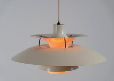 Iconic PH5 pendant light by Poul Henningsen for Louis Poulsen (Denmark, 1970s). A timeless Danish design classic in good condition! It’s made out of an off-white aluminium body and has some dark blue details. It’s in good condition with some signs of age and use.