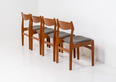 Set of 4 stunning dining chairs by S. burchardt-Nielsen (Denmark, 1960s). A beautiful solid teak chair with organic shapes and a very nice woodgrain. They are newly upholstered in a grey fabric. In very good condition.