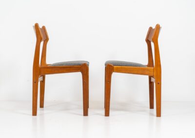 Set of 4 stunning dining chairs by S. burchardt-Nielsen (Denmark, 1960s). A beautiful solid teak chair with organic shapes and a very nice woodgrain. They are newly upholstered in a grey fabric. In very good condition.