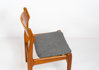 Set of 4 stunning dining chairs by S. burchardt-Nielsen (Denmark, 1960s). A beautiful solid teak chair with organic shapes and a very nice woodgrain. They are newly upholstered in a grey fabric. In very good condition.