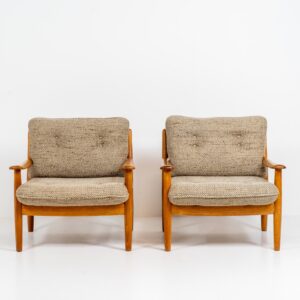 Pair of rare lounge chairs by Willem Knoll for Knoll Antimott (Germany, 1950s). They feature solid oak frames and the original wool upholstery. In good condition with signs of age.