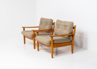 Pair of rare lounge chairs by Willem Knoll for Knoll Antimott (Germany, 1950s). They feature solid oak frames and the original wool upholstery. In good condition with signs of age.