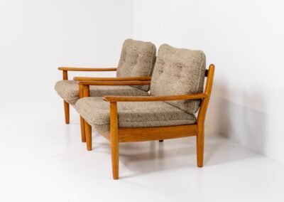 Pair of rare lounge chairs by Willem Knoll for Knoll Antimott (Germany, 1950s). They feature solid oak frames and the original wool upholstery. In good condition with signs of age.