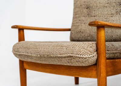 Pair of rare lounge chairs by Willem Knoll for Knoll Antimott (Germany, 1950s). They feature solid oak frames and the original wool upholstery. In good condition with signs of age.