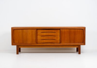 Stunning sideboard in teak by H.P. Hansen (Denmark, 1960s). This piece is absolutely gorgeous! It’s very detailed and built to high quality standards. It features two sliding doors with adjustable shelves and four beautiful drawers. The rounded edges and organic shapes on this piece are very nice! In very good condition!