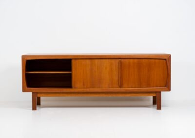 Stunning sideboard in teak by H.P. Hansen (Denmark, 1960s). This piece is absolutely gorgeous! It’s very detailed and built to high quality standards. It features two sliding doors with adjustable shelves and four beautiful drawers. The rounded edges and organic shapes on this piece are very nice! In very good condition!
