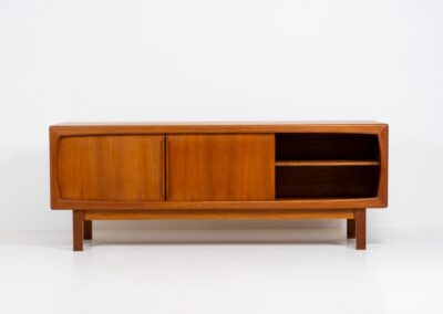 Stunning sideboard in teak by H.P. Hansen (Denmark, 1960s). This piece is absolutely gorgeous! It’s very detailed and built to high quality standards. It features two sliding doors with adjustable shelves and four beautiful drawers. The rounded edges and organic shapes on this piece are very nice! In very good condition!