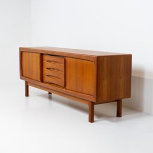 Stunning sideboard in teak by H.P. Hansen (Denmark, 1960s). This piece is absolutely gorgeous! It’s very detailed and built to high quality standards. It features two sliding doors with adjustable shelves and four beautiful drawers. The rounded edges and organic shapes on this piece are very nice! In very good condition!