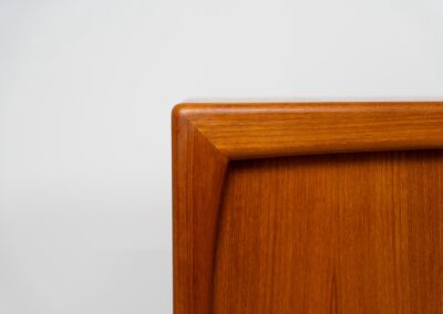 Stunning sideboard in teak by H.P. Hansen (Denmark, 1960s). This piece is absolutely gorgeous! It’s very detailed and built to high quality standards. It features two sliding doors with adjustable shelves and four beautiful drawers. The rounded edges and organic shapes on this piece are very nice! In very good condition!