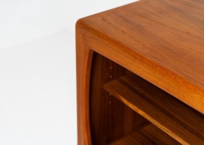 Stunning sideboard in teak by H.P. Hansen (Denmark, 1960s). This piece is absolutely gorgeous! It’s very detailed and built to high quality standards. It features two sliding doors with adjustable shelves and four beautiful drawers. The rounded edges and organic shapes on this piece are very nice! In very good condition!