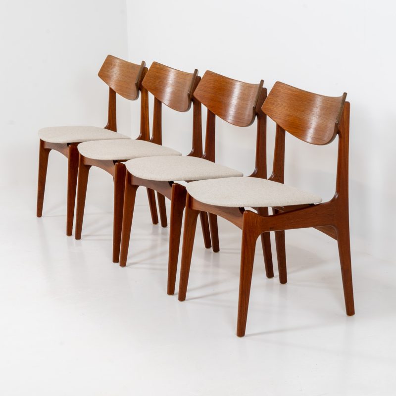 Set of 4 dining chairs by Erik Buch for Funder-Schmidt & Madsen (Denmark, 1950s). Durable Danish quality and a beautiful design, made out of teak. They have nice organic lines and the typical floating seats. The chairs are fully restored and newly upholstered in a beige fabric. Ready for another lifetime.
