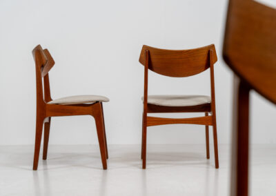 Set of 4 dining chairs by Erik Buch for Funder-Schmidt & Madsen (Denmark, 1950s). Durable Danish quality and a beautiful design, made out of teak. They have nice organic lines and the typical floating seats. The chairs are fully restored and newly upholstered in a beige fabric. Ready for another lifetime.