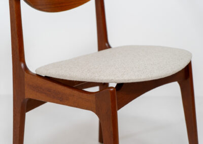 Set of 4 dining chairs by Erik Buch for Funder-Schmidt & Madsen (Denmark, 1950s). Durable Danish quality and a beautiful design, made out of teak. They have nice organic lines and the typical floating seats. The chairs are fully restored and newly upholstered in a beige fabric. Ready for another lifetime.